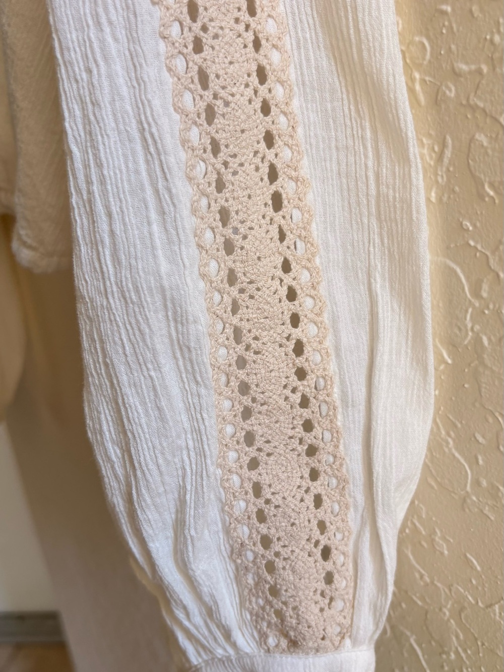 Le superbe white with Cream Lace-Trim V-Neck Blouse size 6 crystal buttons - Picture 7 of 11